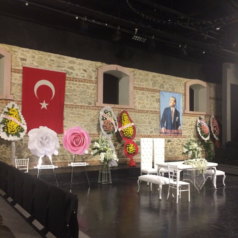 /sahneler/turhan-tuzcu/yunus-emre-kultur-merkezi.jpg