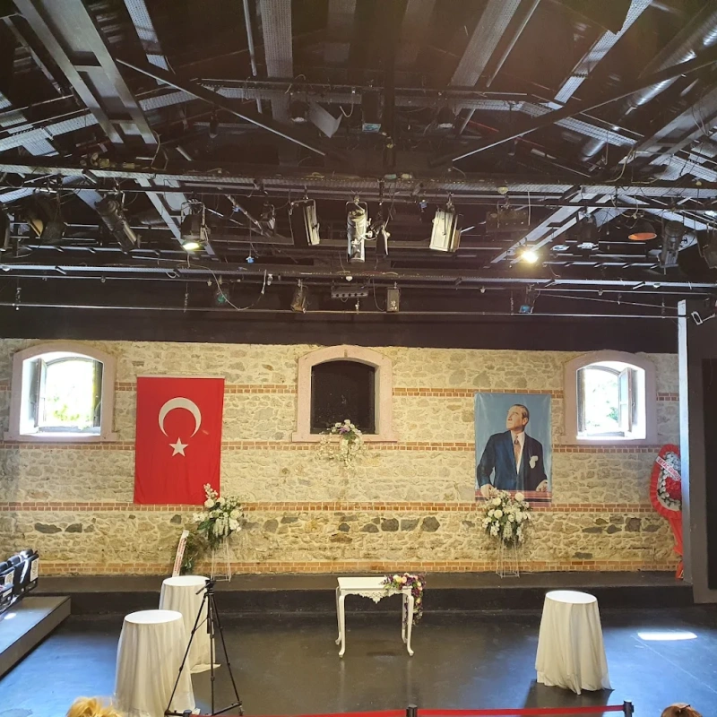 /sahneler/turhan-tuzcu/turhantuzcu2.webp